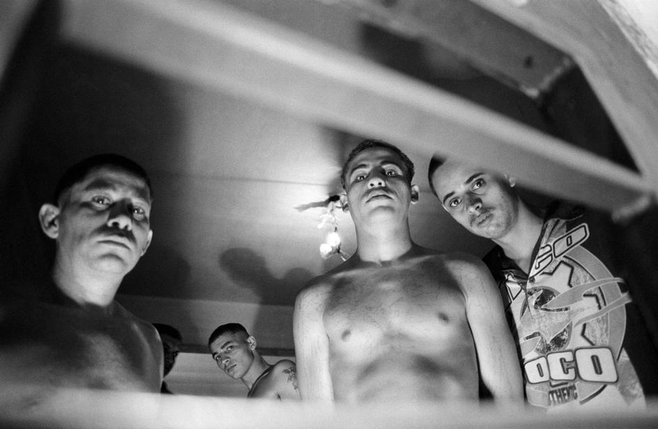 Các tù nhân đứng trong phòng biệt giam - nơi tù nhân chỉ có thể trông thấy ánh sáng mặt trời qua 