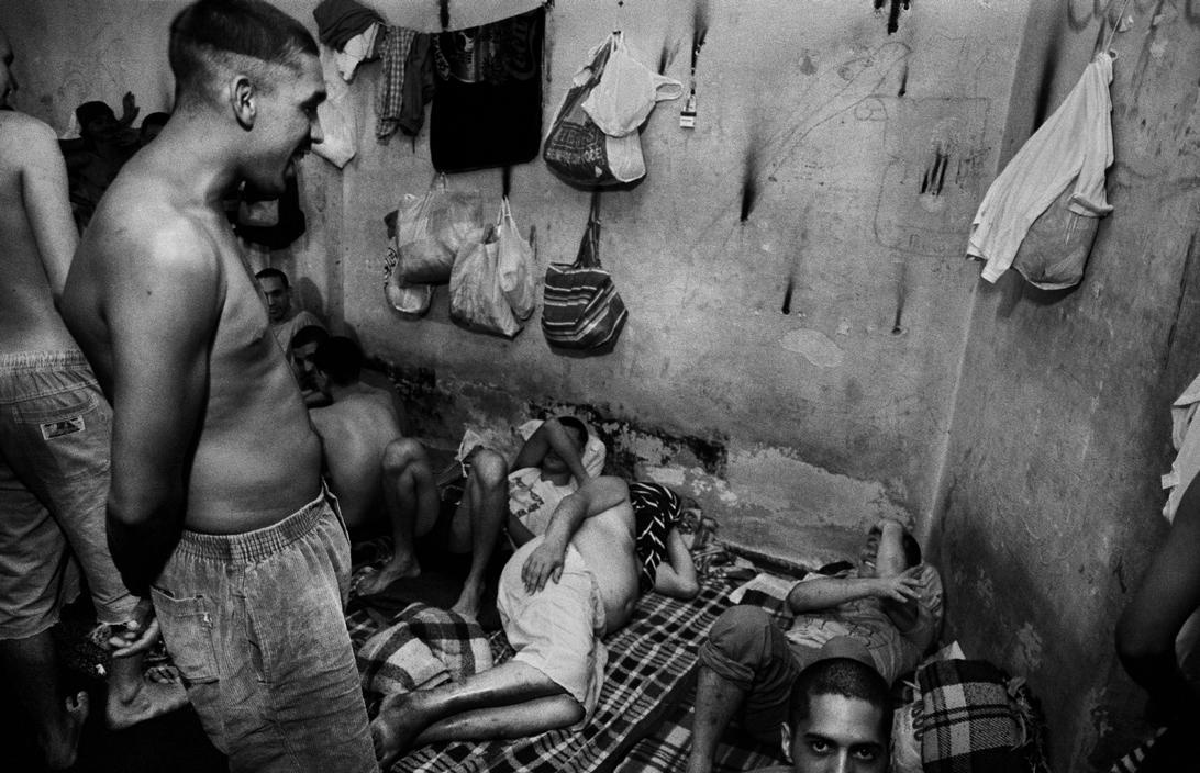 Thời điểm năm 1997, 60 tù nhân sống chen chúc trong một phòng giam chật hẹp. 
