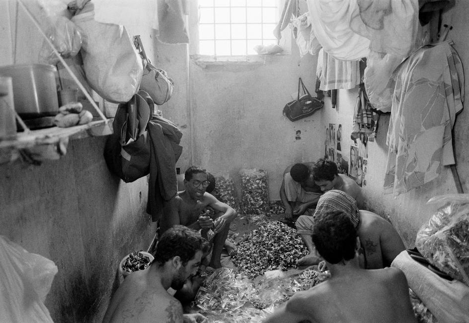 Trong cuốn Estação Carandiru, bác sĩ nổi tiếng Drauzio Varella, người tình nguyện làm việc tại Carandiru để giúp ngăn chặn đại dịch HIV/AIDS, đã phơi bày thực trạng về điều kiện sống tồi tệ bên trong nhà tù. 