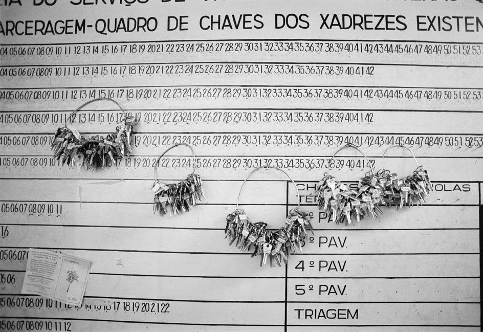 Ổ khóa các phòng giam. 