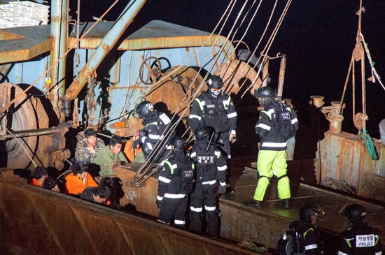 Ngu dan Trung Quoc cam dao de doa khi bi bat vi danh ca lau hinh anh
