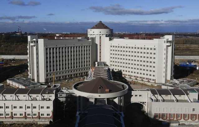 Ben trong nha tu lon nhat chau Au hinh anh