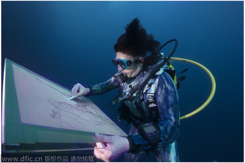 Phút sáng tạo của người họa sĩ dưới nước. 