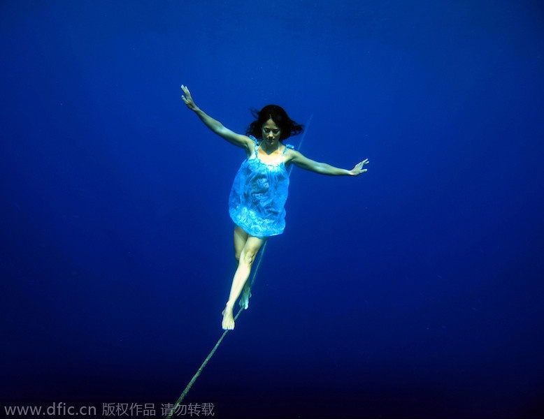 Nhiếp ảnh gia Annelie Pompe, 33 tuổi, ghi lại hình ảnh một thợ lặn tự do chỉ dùng cánh tay để giữ thăng bằng khi đi trên dây dưới áp lực nước lớn. 