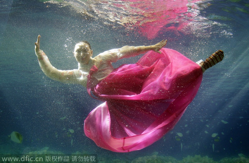 Người mẫu tạo dáng khi khoác trên người bộ trang trang phục truyền thống của người Hàn Quốc trong buổi trình diễn thời trang dưới nước tại Seoul năm 2010.  