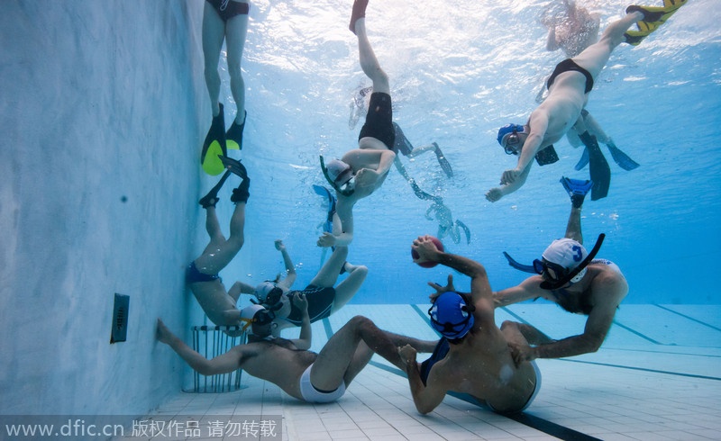 Pha tranh bóng của hai đội trong cuộc thi bóng bầu dục dưới nước tại Australia. Các vận động viên phát huy sức mạnh, tính bền bỉ và sự nhanh nhẹn để đặt bóng vào rổ. 