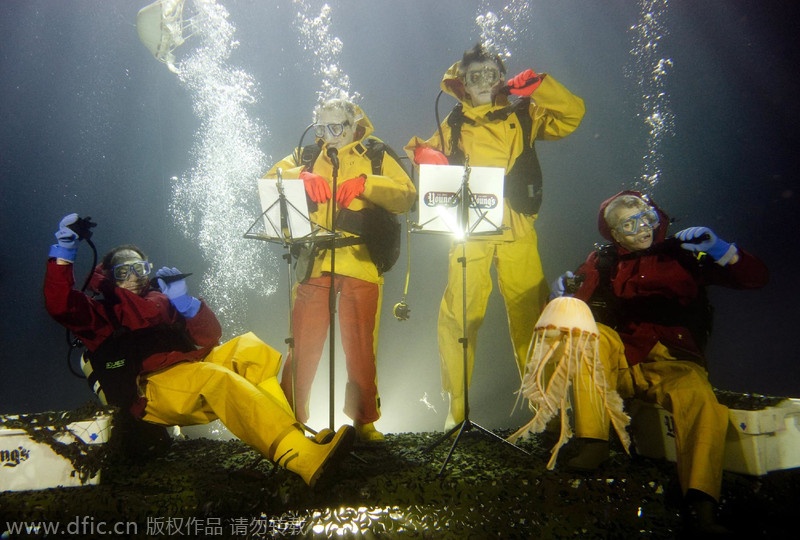 Một nhóm nhạc nam trình diễn ca nhạc dưới nước trong 24 giờ để phá kỷ lục. 