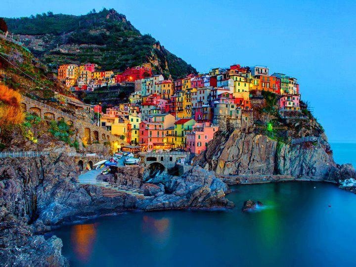   Cinque Terre là một thành phố xinh đẹp và nhiều màu sắc nằm chênh vênh trên những vách đá hiểm trở, dọc bờ biển Liguria, tây bắc Italy. Cinque Terre là cái tên được đặt từ thế kỷ 15, nghĩa là 