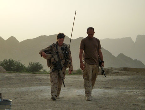 Đại úy Ashley Collette đi cùng đồng đội khi kết thúc tuần tra. Ảnh: BBC