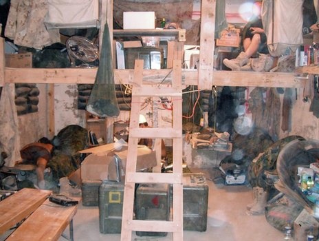 Đại úy Collette ở cùng 10 nam đồng đội trong căn phòng nhỏ. Ảnh: BBC