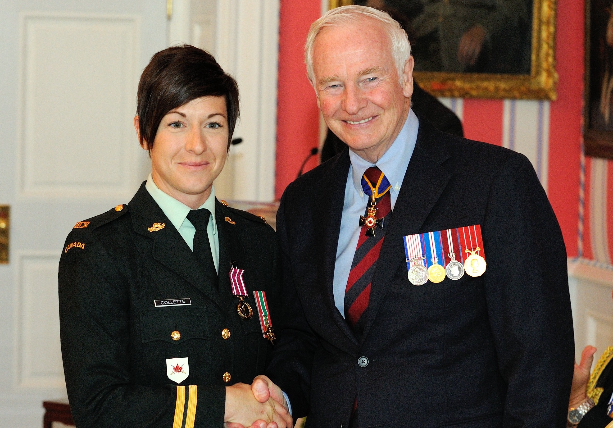 Đại úy Collette nhận huân chương quân đội sau khi hoàn thành nhiệm vụ tại Afghanistan năm 2013. Ảnh: The Vanguard