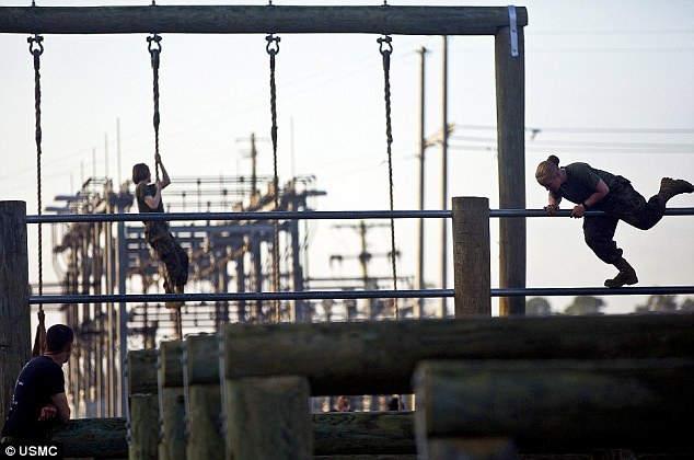 Một bài tập luyện thể chất của nữ binh Mỹ. Ảnh: USMC
