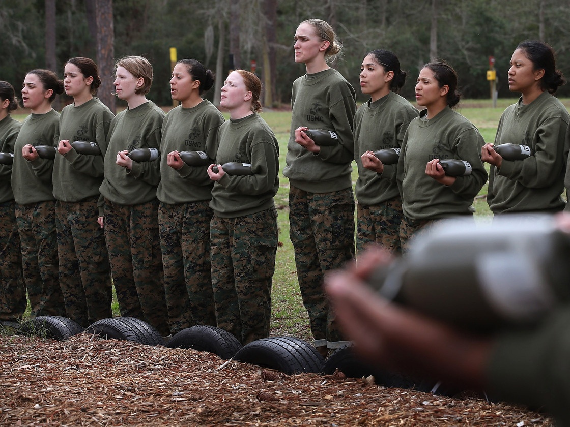 Nữ quân nhân lực lượng lính thủy đánh bộ tập luyện tại căn cứ Parris Island, bang South Carolina. Ảnh: NPR
