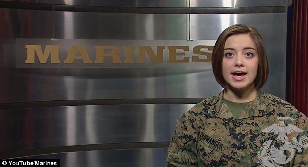 Sau một năm tập luyện, chuẩn hạ sĩ Ally Beiswanger khẳng định cô có thể hít xà đơn tám lần liên tục. Ảnh: Marines