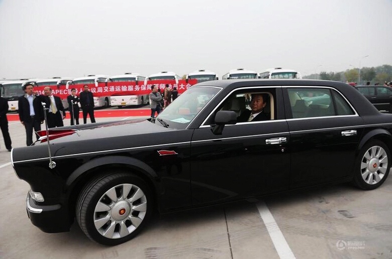 Bộ Giao thông Vận tải Trung Quốc cho biết Bắc Kinh sẽ triển khai 2.000 chiếc xe cao cấp phục vụ hội nghị thượng đỉnh APEC, trong đó chủ đạo là những chiếc limousine Hồng Kỳ. Chính quyền Bắc Kinh cũng điều động lực lượng an ninh và cảnh sát tăng cường bảo vệ an ninh trong giai đoạn hội nghị diễn ra.