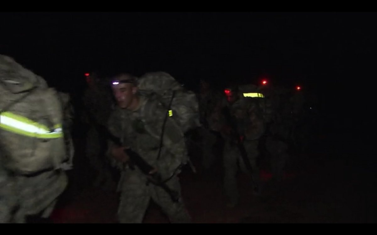 Những học viên hoàn thành bài tập sẽ phải vác trên vai hành lý nặng 27 kg và hành quân trở về doanh trại ngay trong đêm. 