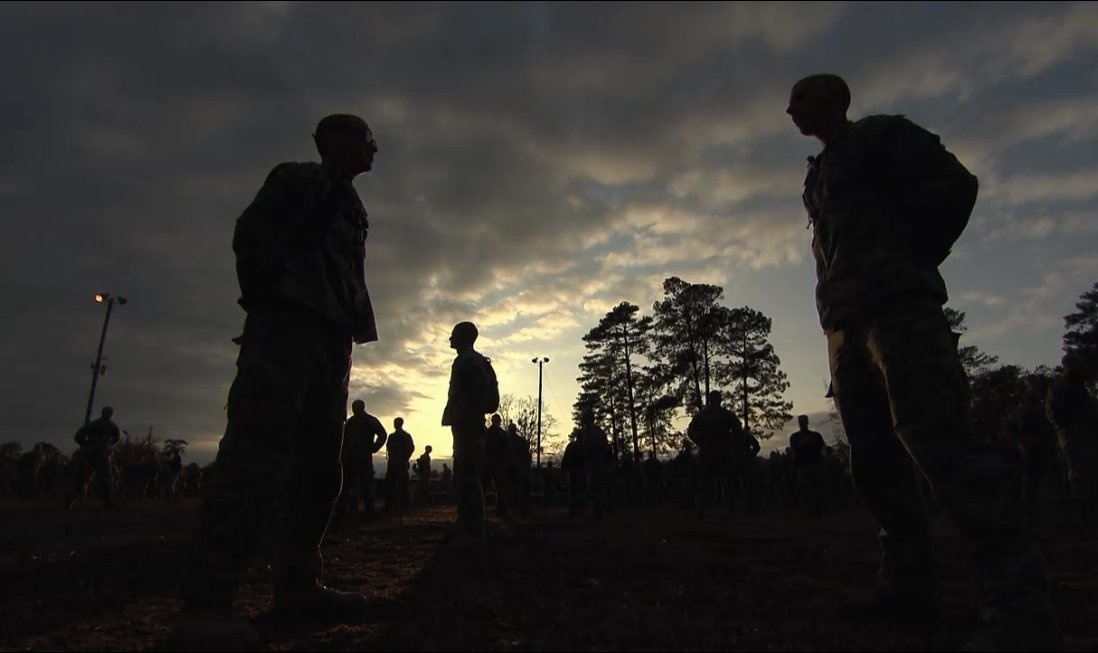 Chỉ sau vài giờ ngủ, 232 học viên “sống sót” xếp hàng để khởi động cho ngày luyện tập tiếp theo. 