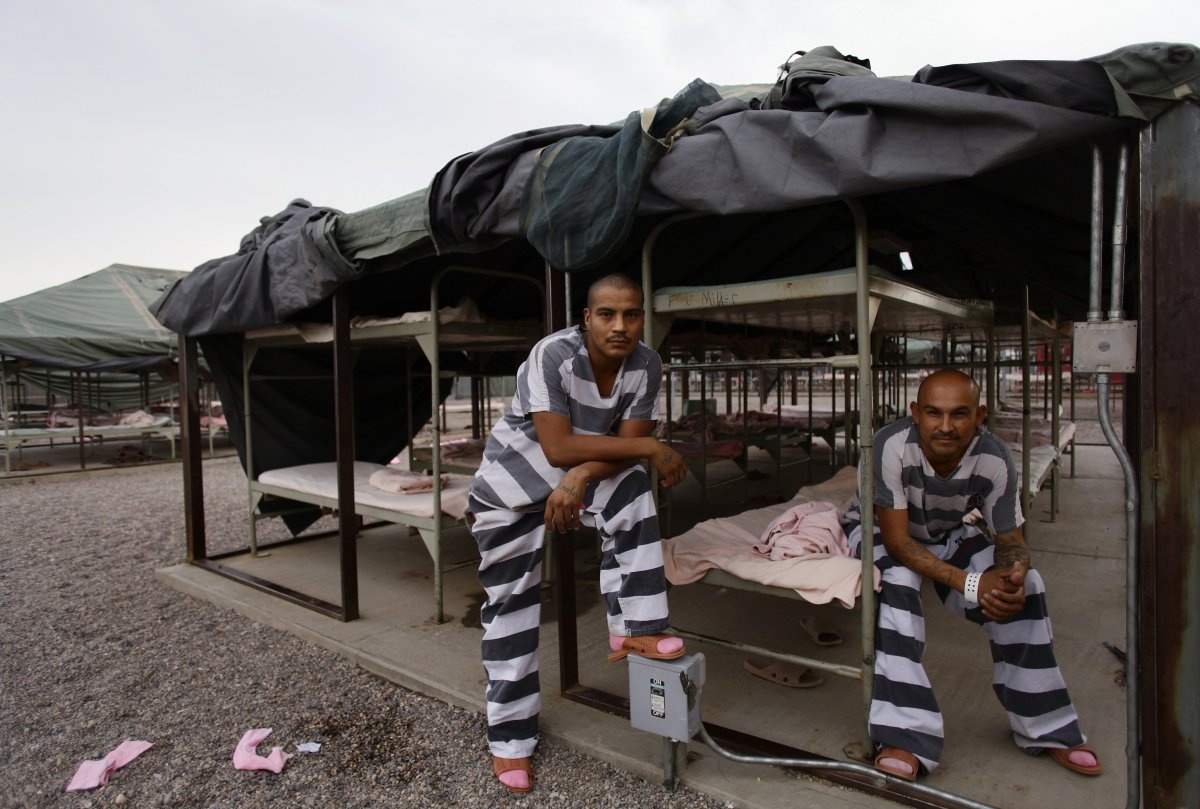 Dựng trại ngoài trời là một trong số các biện pháp mà giới chức Mỹ áp dụng nhằm giải quyết tình trạng quá tải tại nhiều nhà tù. 