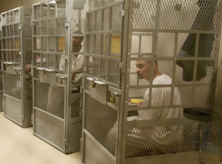 Canh song trong long sat cua pham nhan o My hinh anh