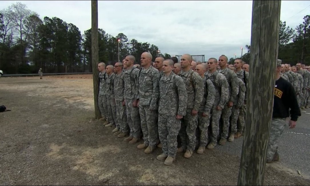 Để được đứng trong hàng ngũ đội biệt kích Ranger, 338 học viên bắt đầu khóa học kéo dài 61 ngày. Các bài luyện tập bắt đầu từ trước khi mặt trời lên và kéo dài liên tục trong 20 tiếng. 