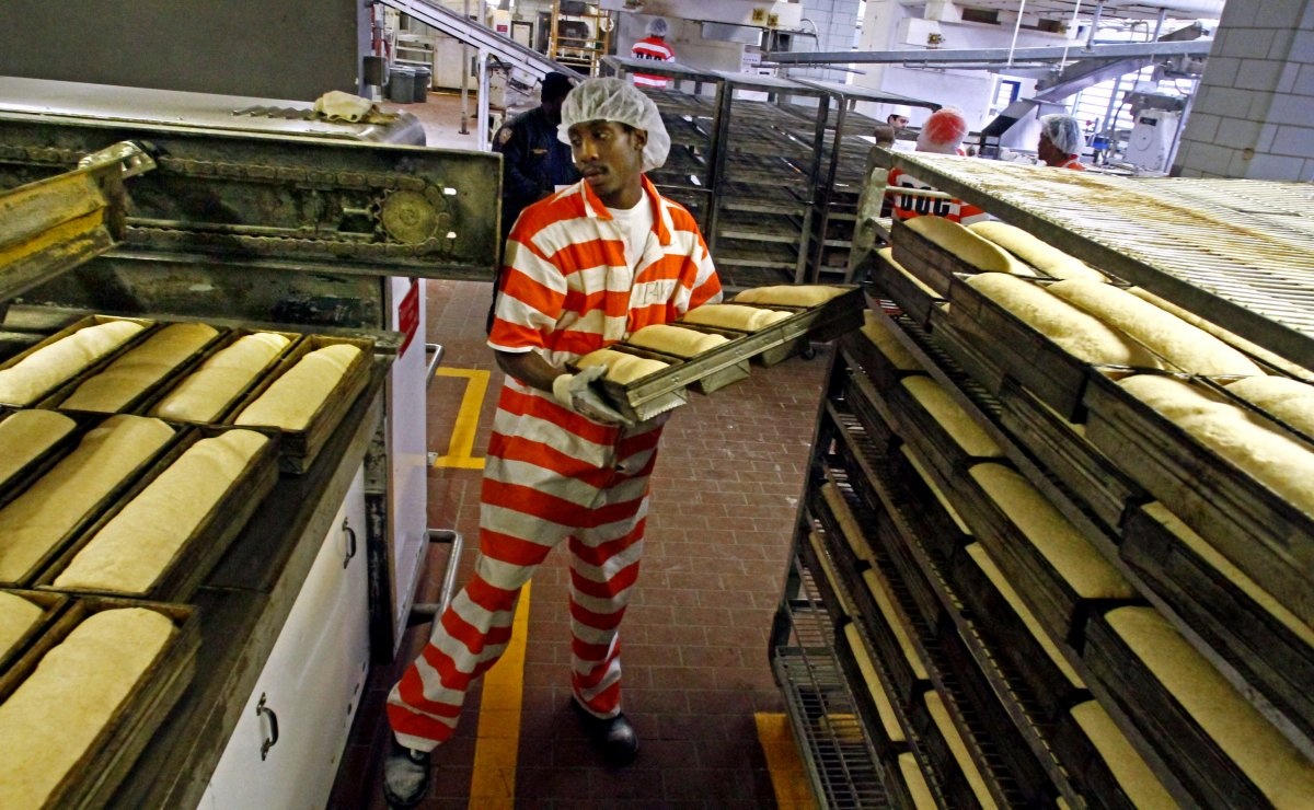 Phạm nhân thường dành phần lớn buổi sáng và đầu giờ chiều để làm các công việc bên trong nhà bếp hoặc nhặt rác, chăm sóc trang trại....  