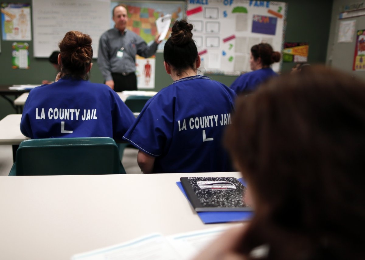 Phạm nhân của nhà tù trung tâm dành cho phụ nữ Los Angeles ở Lynwood, bang California, tham gia buổi học về dinh dưỡng hồi tháng 4/2013. Nhiều trại giam thường tổ chức các lớp học về tôn giáo, dinh dưỡng hay y tế. 