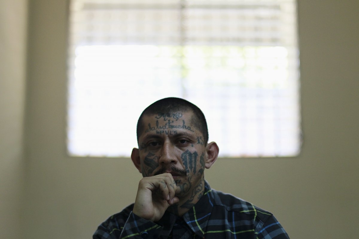 Phạm nhân Carlos Tiberio chăm chú lắng nghe một cuộc họp báo tại nhà tù San Vicente năm 2013. Tình trạng bạo lực trong hệ thống các nhà tù cũng trở thành vấn đề khiến giới chức đau đầu. Theo một nghiên cứu năm 2013, thành viên của nhiều băng đảng trong tù cho biết họ tham gia vào các nhóm này vì sợ các tù nhân khác. 