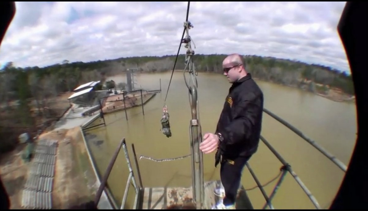 Các chàng trai cần phải giữ thăng bằng để di chuyển qua một cây cầu hẹp để sang phía bên kia. Nhiều học viên không vượt qua và ngã. Tuy nhiên, tất cả binh sĩ đều phải nhảy xuống nước để chứng minh khả năng bơi lội.