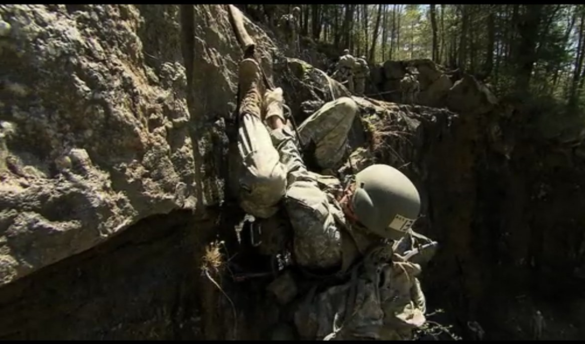 Học viên phải treo người giữa vách đá cao 30 m trong khi đang vác trên lưng hành lý 36 kg. Ngoài ra, họ cũng phải đối diện với thử thách về tinh thần ở mức cao độ. 