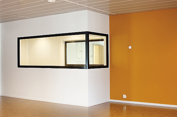 Những nhà thiết kế đã sử dụng 18 màu sắc khác nhau để tạo sự đa dạng và tạo cảm giác tích cực cho tù nhân. Các phòng giam sẽ được sơn màu xanh lá cây, trong khi thư viện và các khu vực khác có màu cam. Nhà khách sẽ gồm hai phòng ngủ. Đây là nơi từ nhân tiếp đón gia đình họ.