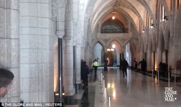 Một nhân chứng cho biết anh đã nghe thấy hàng chục tiếng nổ vang lên từ bên ngoài quốc hội,