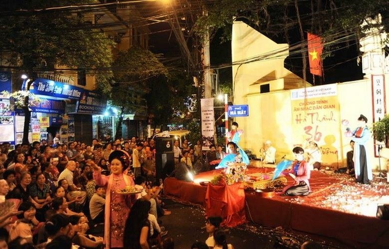 Tại 6 tuyến phố đi bộ mới gồm Hàng Buồm, Mã Mây, Hàng Giầy, Lương Ngọc Quyến, Tạ Hiện, Đào Duy Từ, du khách còn được thưởng thức nhiều hoạt động biểu diễn nghệ thuật truyền thống như hát xẩm, chầu văn, ca trù. Ảnh: Vietnam Plus