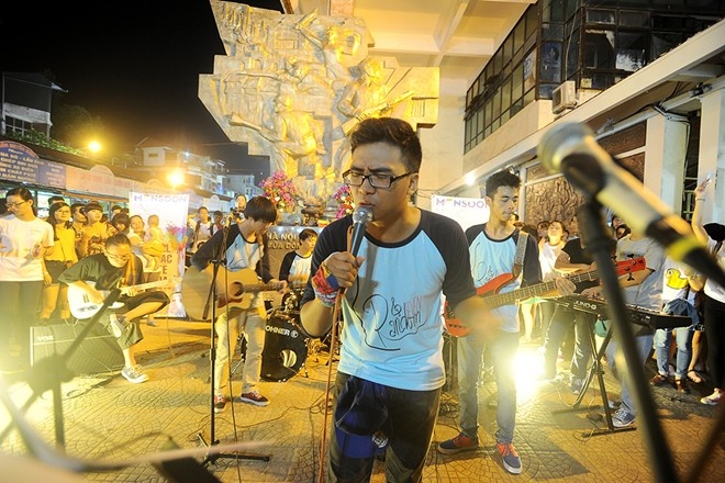 Bao Nhat so sanh cuoc song giua Ha Noi va TP.HCM hinh anh