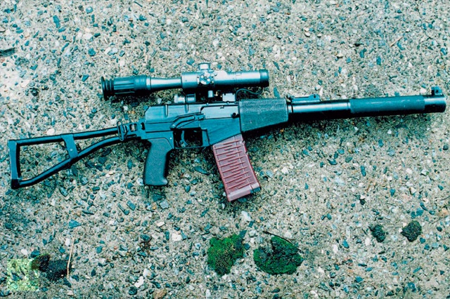 Khẩu súng trường mà tên sát thủ bỏ lại sau khi sát hại ông Usoyan. Ảnh: RT