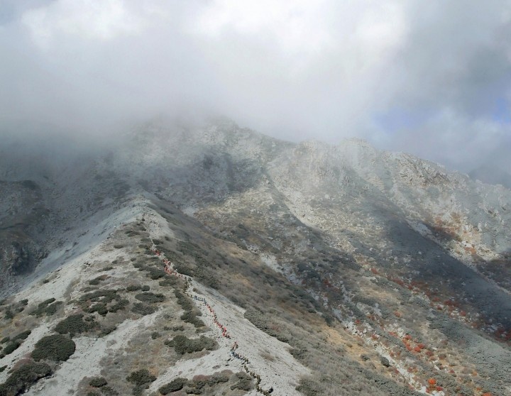 Đội cứu hộ tìm kiếm nạn nhân trong vụ núi lửa Ontake bất ngờ phun trào cuối tháng 9/2014.