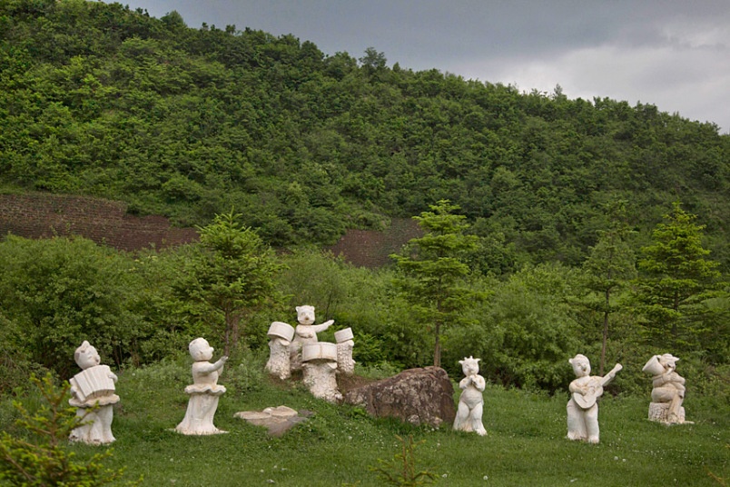 Tượng động vật chơi nhạc cụ ven đường ở Samsu, tỉnh Ryanggang.