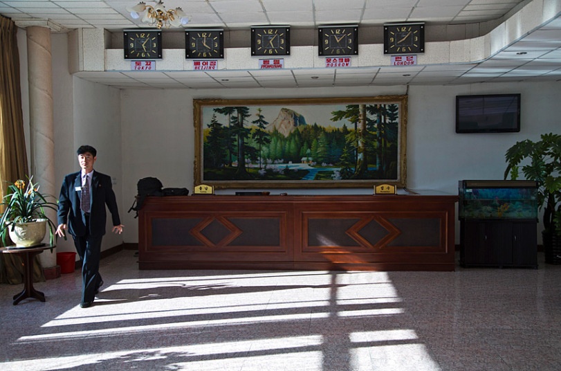 Một nhân viên đi lại trong sảnh một khách sạn dành cho du khách nước ngoài ở Chongjin.