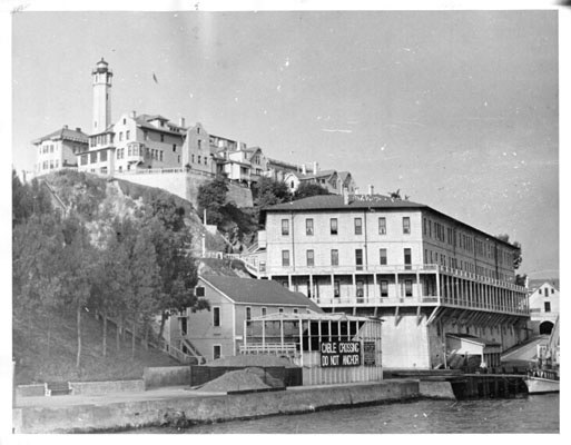 Từ năm 1859, người ta chỉ tống giam tù nhân quân sự, phi hành đoàn của một con tàu, thành viên bộ lạc Hopi, Apache hay người Ấn Độ gốc Modoc trong cuộc chiến tranh Ấn Độ. Từ năm 1933, Sở Tư pháp Mỹ thay quân đội nắm quyền quản lý Alcatraz và biến nơi đây thành một trại giam liên bang – nơi giam giữ những tù nhân nguy hiểm nhất nước Mỹ. 