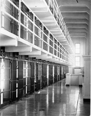 Những dãy nhà tù chính được xây dựng từ 1910-1912. Nhà tù Alcatraz còn có tên gọi khác là “The Rock” (Tảng đá), ám chỉ sự kiên cố của trại giam khi tù nhân chỉ có thể vào mà khó có thể trốn thoát. 