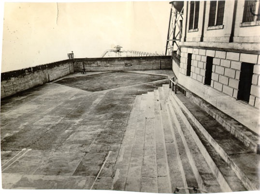 Những kẻ đào tẩu di chuyển qua vịnh San Francisco trên những chiếc bè được ghép từ 50 áo mưa cao su. Chúng không quên đặt hình nộm giả làm từ giấy, tóc thật và sơn, lên giường để đánh lừa nhân viên an ninh khi họ đi kiểm tra. Morris và anh em nhà Anglin đã biến mất mà không để lại dấu vết. 