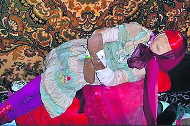 So thich suu tap xac uop be gai cua nha su hoc di hom hinh anh