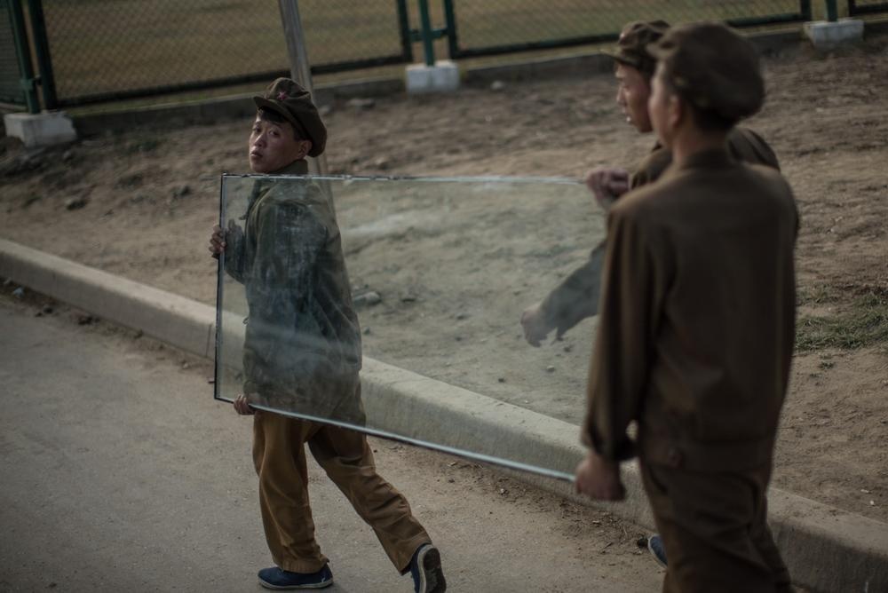 Các công nhân xây dựng tất bật với công việc của họ.