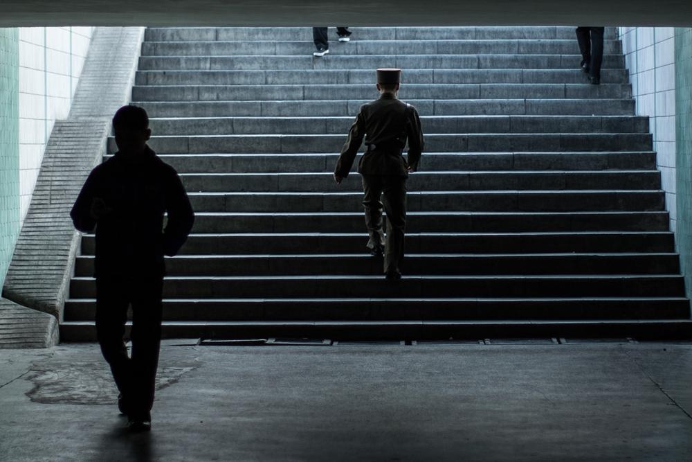 Binh sĩ bước lên cầu thang tại một đường hầm ở Bình Nhưỡng.