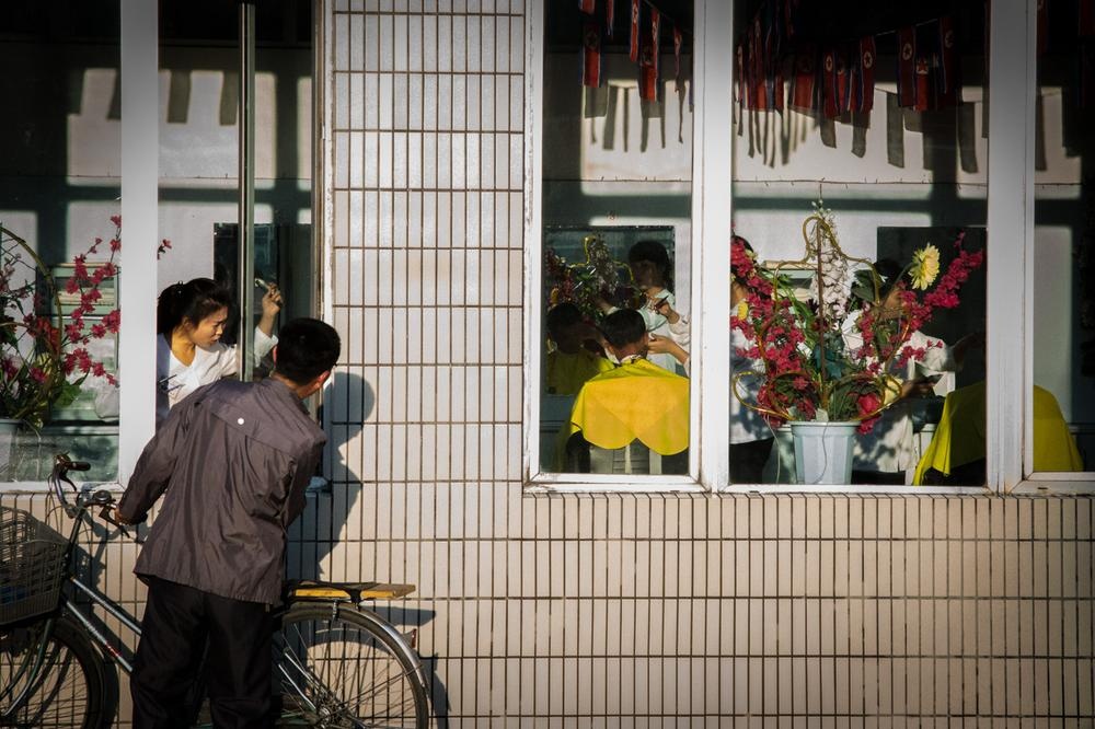 Một người đàn ông ghé qua một tiệm cắt tóc tại thủ đô.