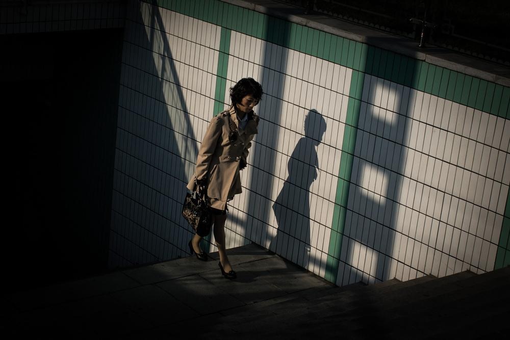 Một người phụ nữ bước ra khỏi ga tàu điện ngầm tại thủ đô.