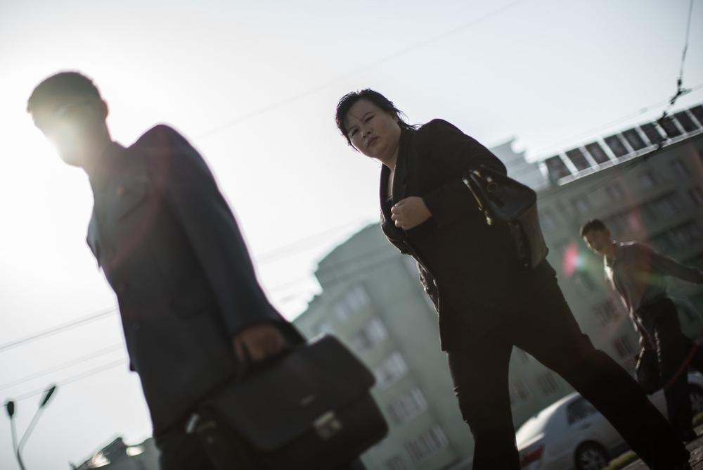 Người dân rảo bước trên đường để tới cơ quan.