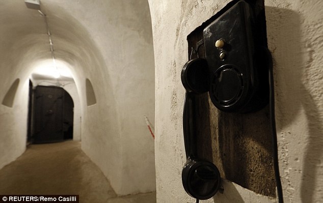 Nó cũng được trang bị hai lớp hàng rào thép, cửa chống cháy và hệ thống lọc khí tinh vi có thể cung cấp khí oxy cho 15 người trong vòng 3-6 tiếng.