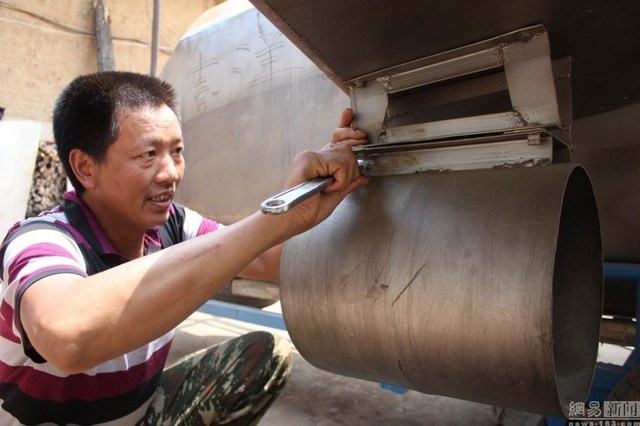 Theo người nông dân này, tàu ngầm của ông có thể lặn ở độ sâu 10 m. Tuy nhiên, hệ thống liên lạc và nhận biết ánh sáng của nó vẫn cần được cải thiện.