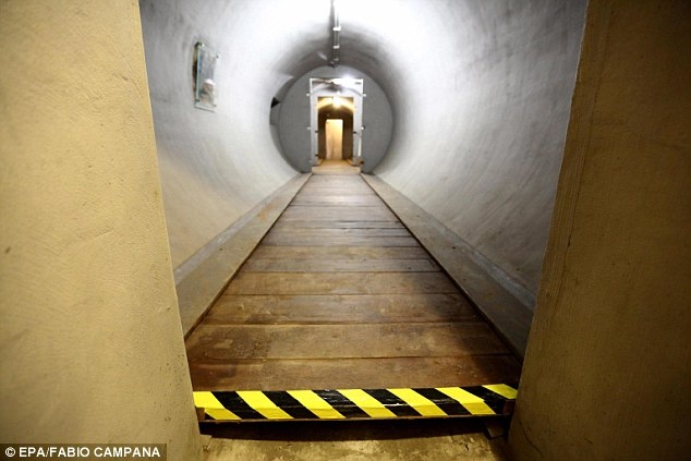 Mussolini có thể trốn ra ngoài qua 3 lối thoát hiểm, gồm cửa phòng hát, sân tennis hay dưới ao.