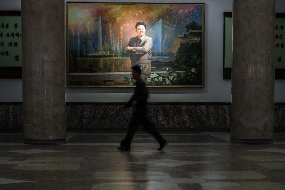 Bức chân dung lãnh tụ Kim Nhật Thành được treo tại hội trường chính của Nhà Nghiên cứu Nhân dân ở Bình Nhưỡng.